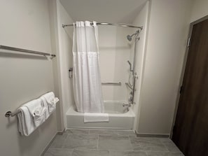 Standardrum - 1 queensize-sÀng (Mobility, Accessible Tub) | Badrum