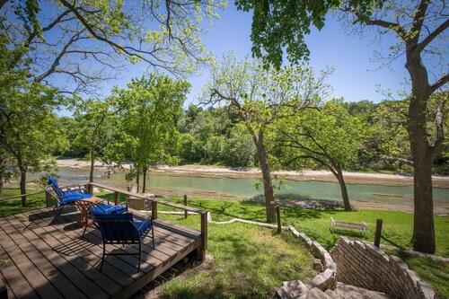 PRIVATE and serene riverfront retreat - LARGE spacious yard with a cozy home! 