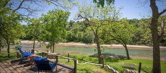 PRIVATE and serene riverfront retreat - LARGE spacious yard with a cozy home! 