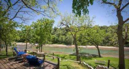 PRIVATE and serene riverfront retreat - LARGE spacious yard with a cozy home!