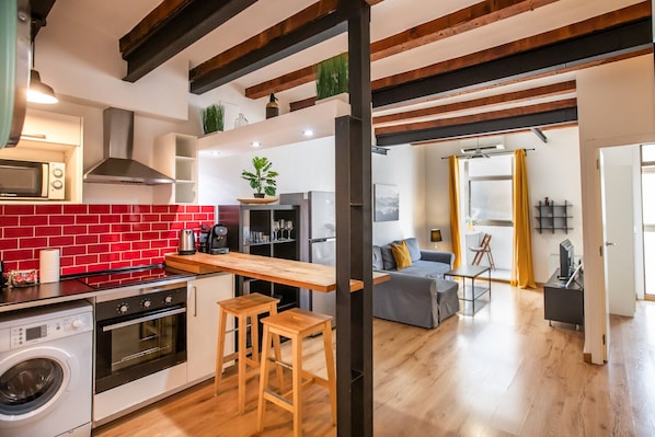 Kühlschrank, Mikrowelle, Ofen, Herdplatte