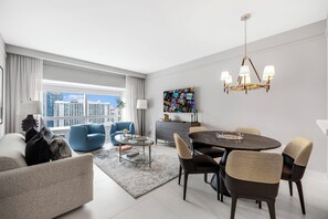 Condo Deluxe, vue sur la ville | Aire de séjour | Téléviseur à écran plat de 51 po avec télévision numérique