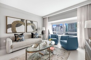 Condo Deluxe, vue sur la ville | Aire de séjour | Téléviseur à écran plat de 51 po avec télévision numérique