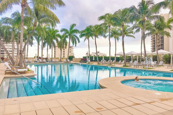 2 piscines extérieures, cabanas gratuites, parasols