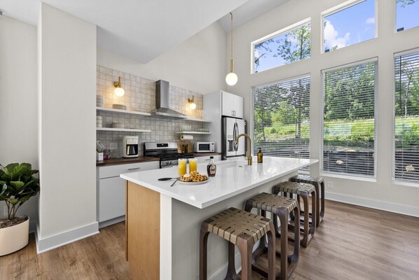 Réfrigérateur, micro-ondes, four, plaque de cuisson