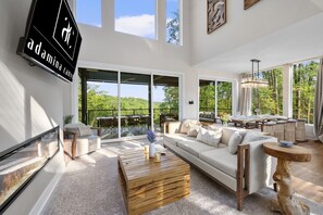 Una Smart TV, una chimenea