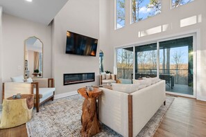 Smart TV, fireplace