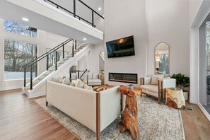 Smart TV, fireplace - Adamina Canyon- Luxurious, Brand New 5BR/3BTH - #4 (Rockbridge)