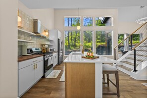 Frigorífico, microondas, horno y placa de cocina