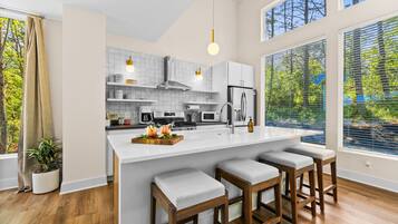 Een koelkast, een magnetron, een oven, een kookplaat