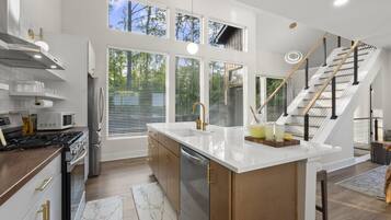 Een koelkast, een magnetron, een oven, een kookplaat