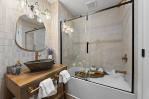 Jetted tub, hair dryer, towels