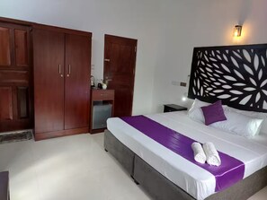 Room - Charming 3-bedroom apartment with AC & a swimming pool in vibrant Hikkaduwa (Hikkaduwa)