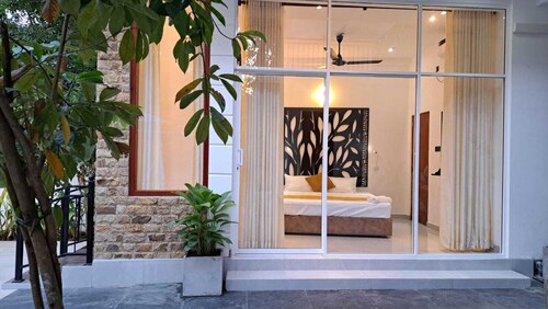 Charming 3-bedroom apartment with AC & a swimming pool in vibrant Hikkaduwa