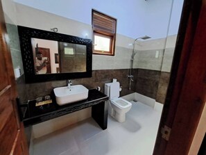 Bathroom - Charming 3-bedroom apartment with AC & a swimming pool in vibrant Hikkaduwa (Hikkaduwa)