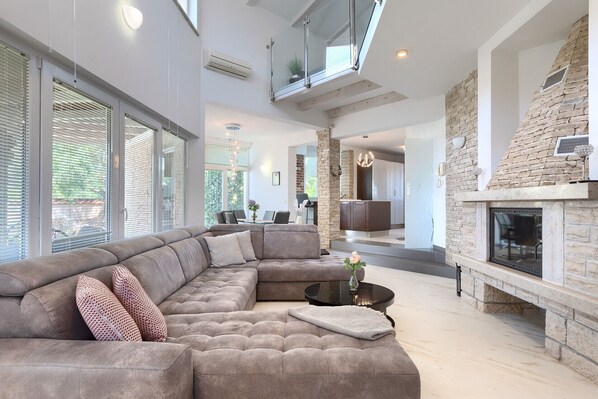 TV, fireplace - Villa Sabrina by Villas Guide (Višnjan)