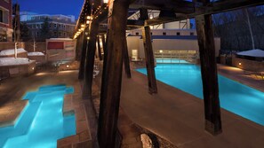 Een binnenzwembad en een buitenzwembad