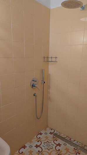 Dusche, Haartrockner, Bidet, Handtücher