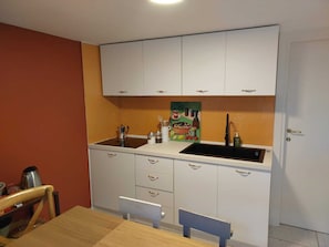 Geladeira, micro-ondas, fogão, cooktop