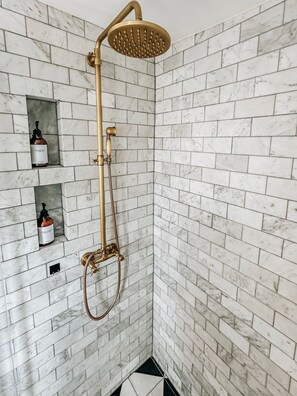 Douche, sĂšche-cheveux, bidet, serviettes fournies