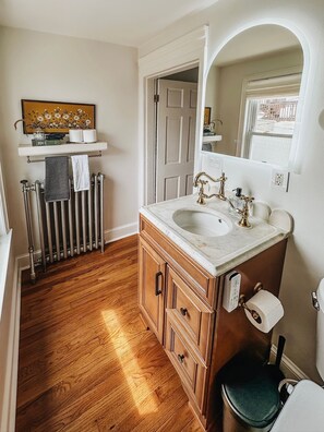 Douche, sèche-cheveux, bidet, serviettes fournies