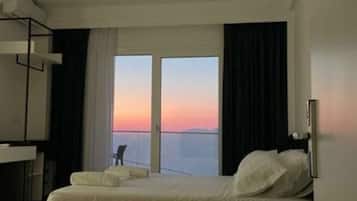 Deluxe Triple Room, Sea View | Soundproofing, free WiFi