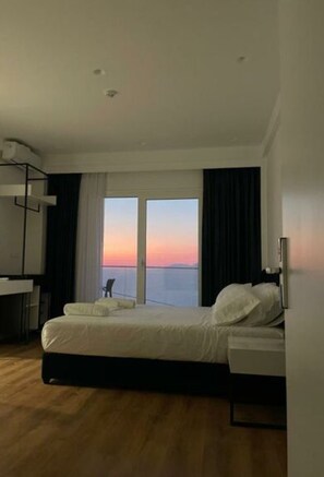 Deluxe Triple Room, Sea View | Soundproofing, free WiFi - Sea & Lake View Villa (Ksamil)