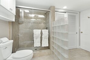 Dusche, Haartrockner, Handtücher, Seife