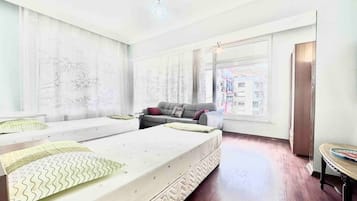 3 habitaciones, caja de seguridad en la habitación y escritorio