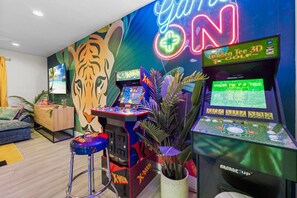 Games room - PalmParadise: 5BR Family&Pet Fun, HeatedPool&Games (West Palm Beach)