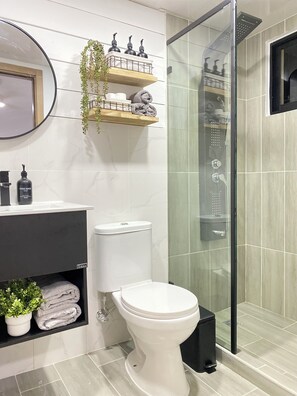 Douche, sèche-cheveux, serviettes fournies, savon
