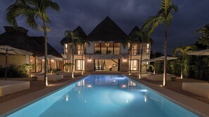 Pool - 16 Guests, 8 Beds, 4,951 ft², 26,910 ft² Downtown, 12 min beach. (Tulum)