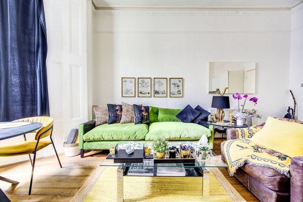 Living area - Apartment - Sleeps 2- Internet- 93 Walking Score (London)