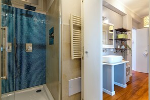 Shower, hair dryer, bidet, towels - ForRest Seaside Loft View 121 – Sunlit Apartment in Alghero, Sardinia  (Alghero)