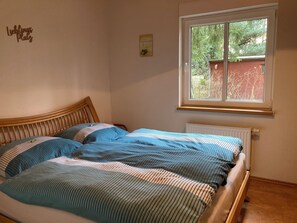 2 bedrooms, free WiFi, bed sheets - Vacation home 75 m² on the lake with private jetty, near Berlin (Mühlenbecker Land)