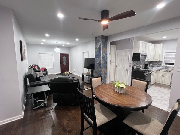 Living area - Wonderful Entire Home Near Lake In Zion (Zion)