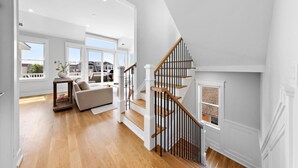 Un vaste espace de vie avec un escalier menant à l’étage supérieur.