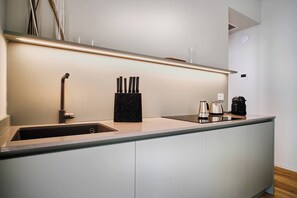 Cafeteira/chaleira, geladeira, micro-ondas, cooktop