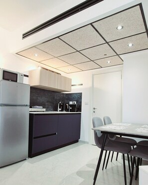 Luxury Suite, Balcony, Sea View | Private kitchen | Microwave, stovetop, high chair, cookware/dishes/utensils - 8Go to Leonardo apartments (Bat Yam)