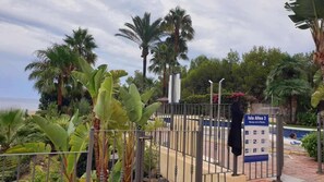 Una entrada cerrada a Isla Alta 3 con un letrero que indica que es un resort Normas de la Playa.