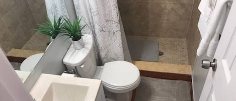 Een haardroger, handdoeken, zeep, shampoo