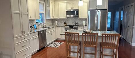 ثلاجة، ميكروويف، فرن، موقد طهي مسطح