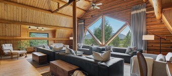 Snowberry Inn: Large Kitchen & Gathering Room 9BR 11BA Ensuite bath in all rooms