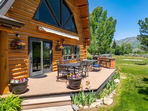 Outdoor dining - Snowberry Inn: Large Kitchen & Gathering Room 9BR 11BA Ensuite bath in all rooms (Eden)