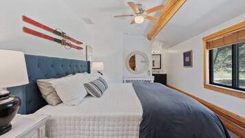 9 slaapkamers, een bureau, een strijkplank/strijkijzer, reisbedje