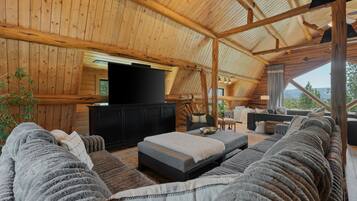 TV connectée, cheminée, baby-foot, livres