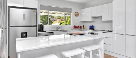 Frigorifero, microonde, forno, piano cottura