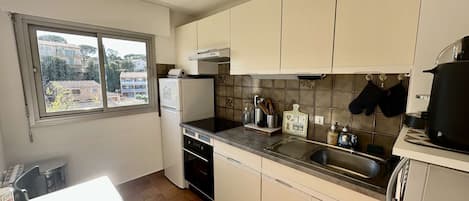 Kühlschrank, Mikrowelle, Ofen, Toaster