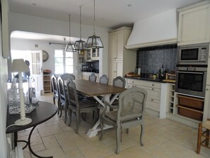 Frigorífico, microondas, horno y lavavajillas