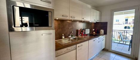 Kylskåp, diskmaskin, brödrost och grytor/köksredskap